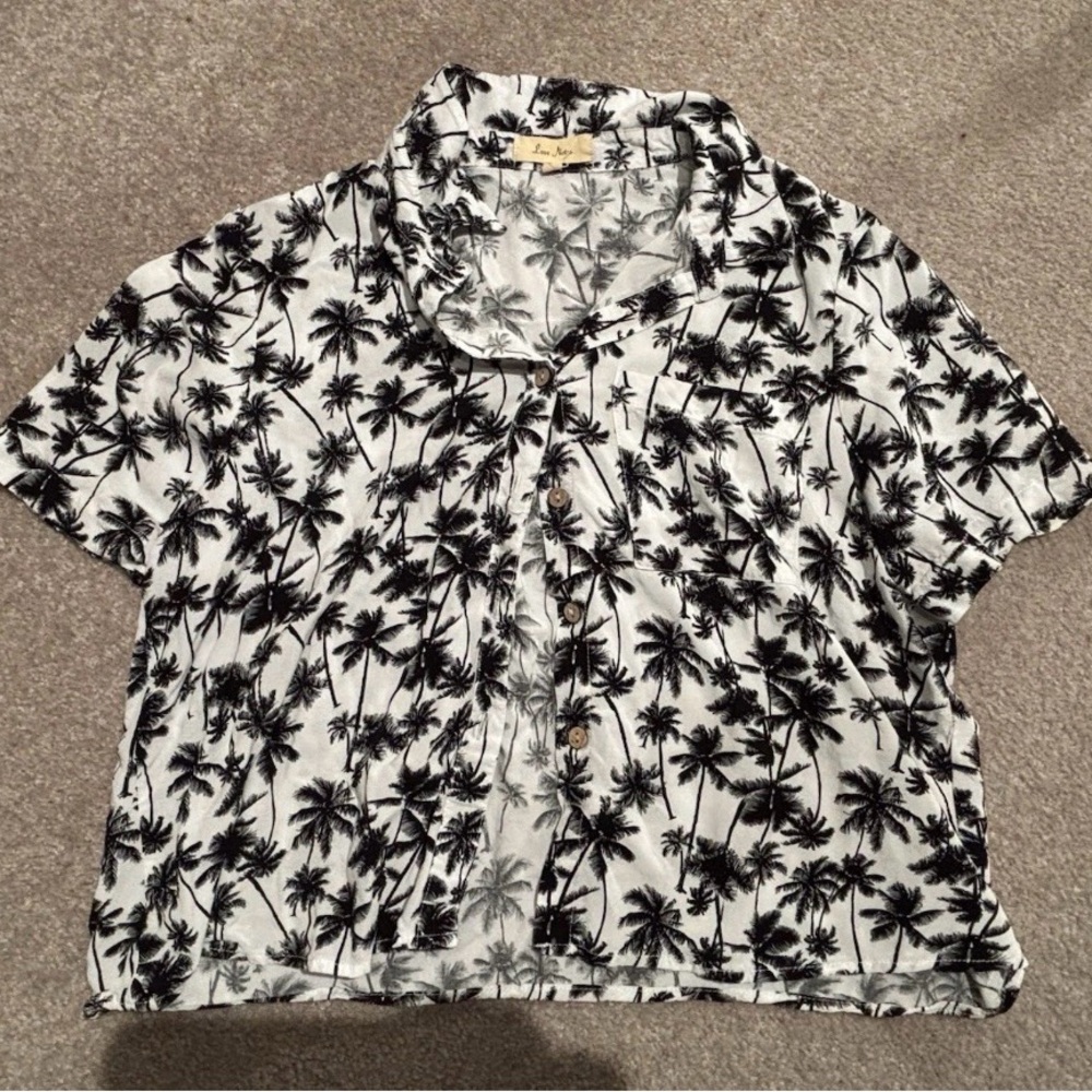 Love Notes Cropped Palm Tree Print Short Sleeve Button-Up Blouse Size Medium